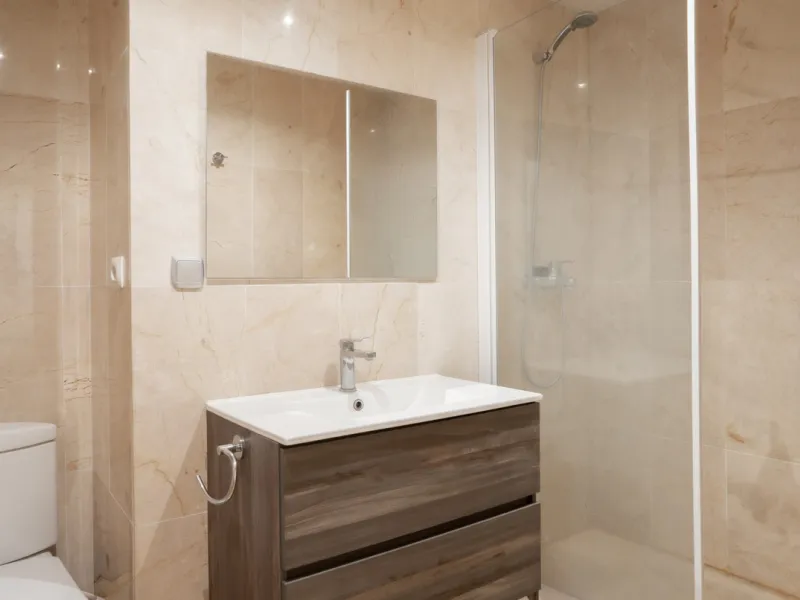 This bright and spacious 2-bedroom, 2-bathroom apartment offers comfortable living in a secure gated community. The property features a large 39 m² southwest-facing terrace overlooking landscaped gardens and the communal pool, perfect for outdoor dining, 