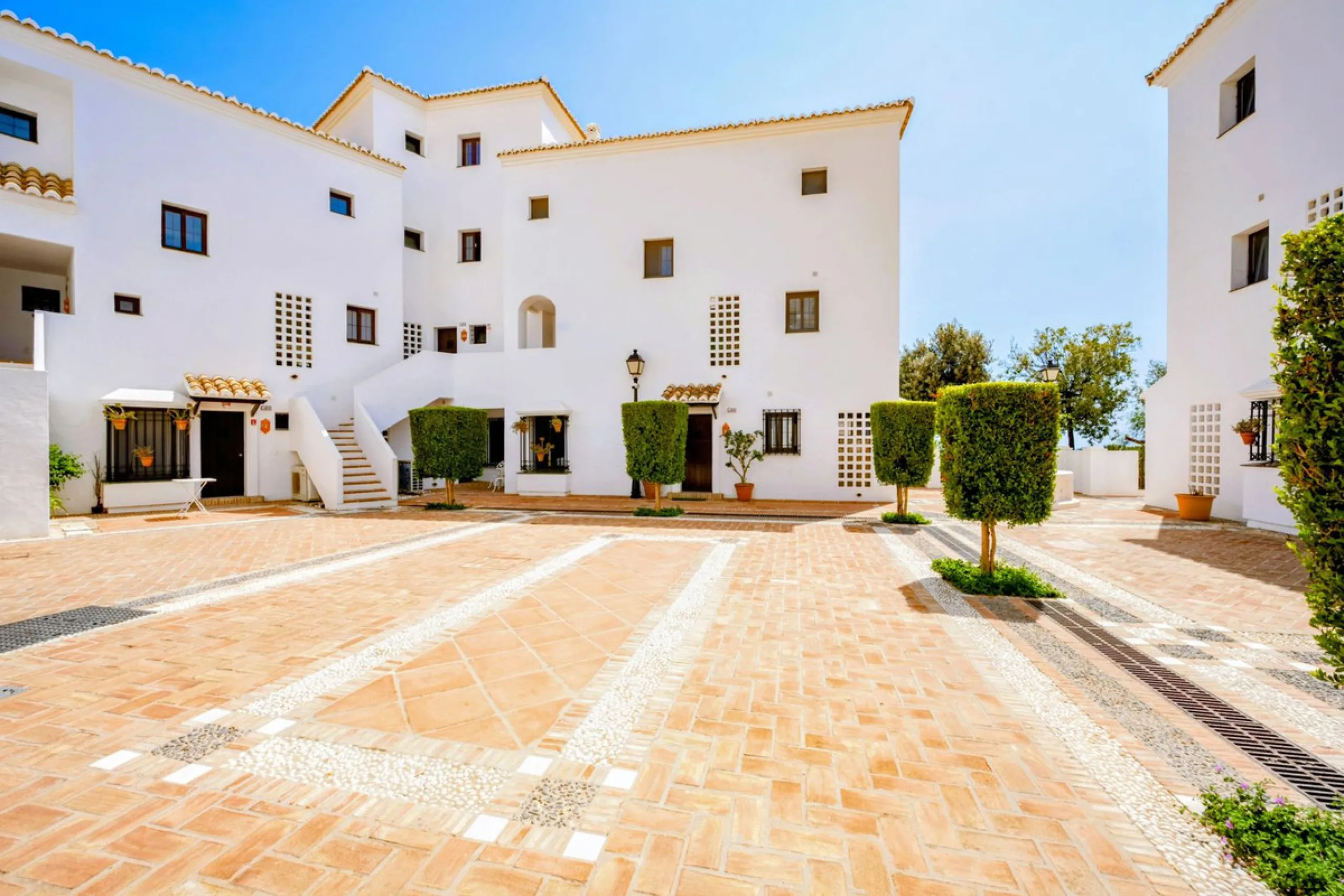 This elegant, partly furnished, and move-in-ready penthouse duplex in Pueblo Los Monteros is located in Altos de Los Monteros. It combines luxury and comfort in one of Marbella's most sought-after neighbourhoods.