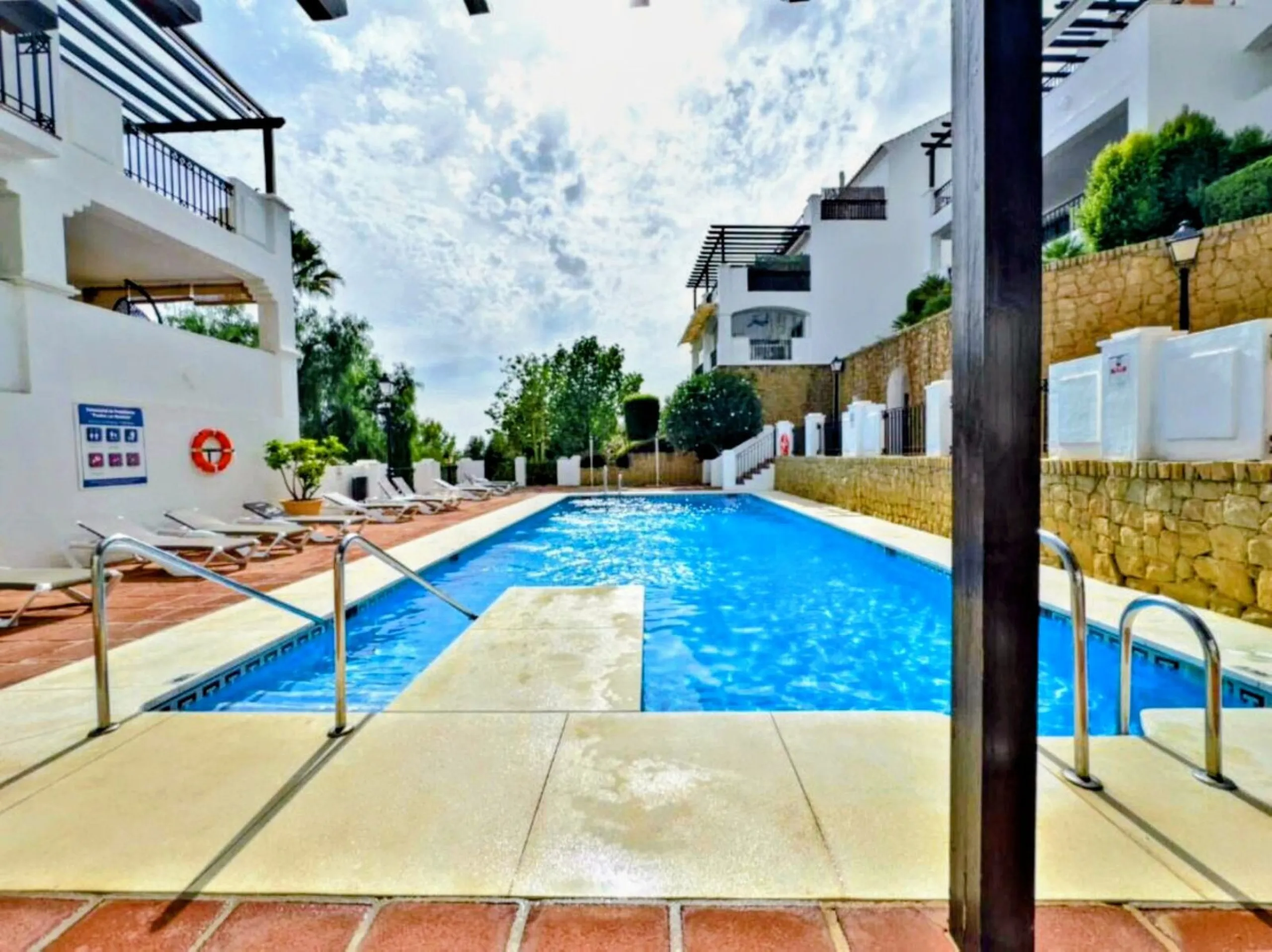 This elegant, partly furnished, and move-in-ready penthouse duplex in Pueblo Los Monteros is located in Altos de Los Monteros. It combines luxury and comfort in one of Marbella's most sought-after neighbourhoods.