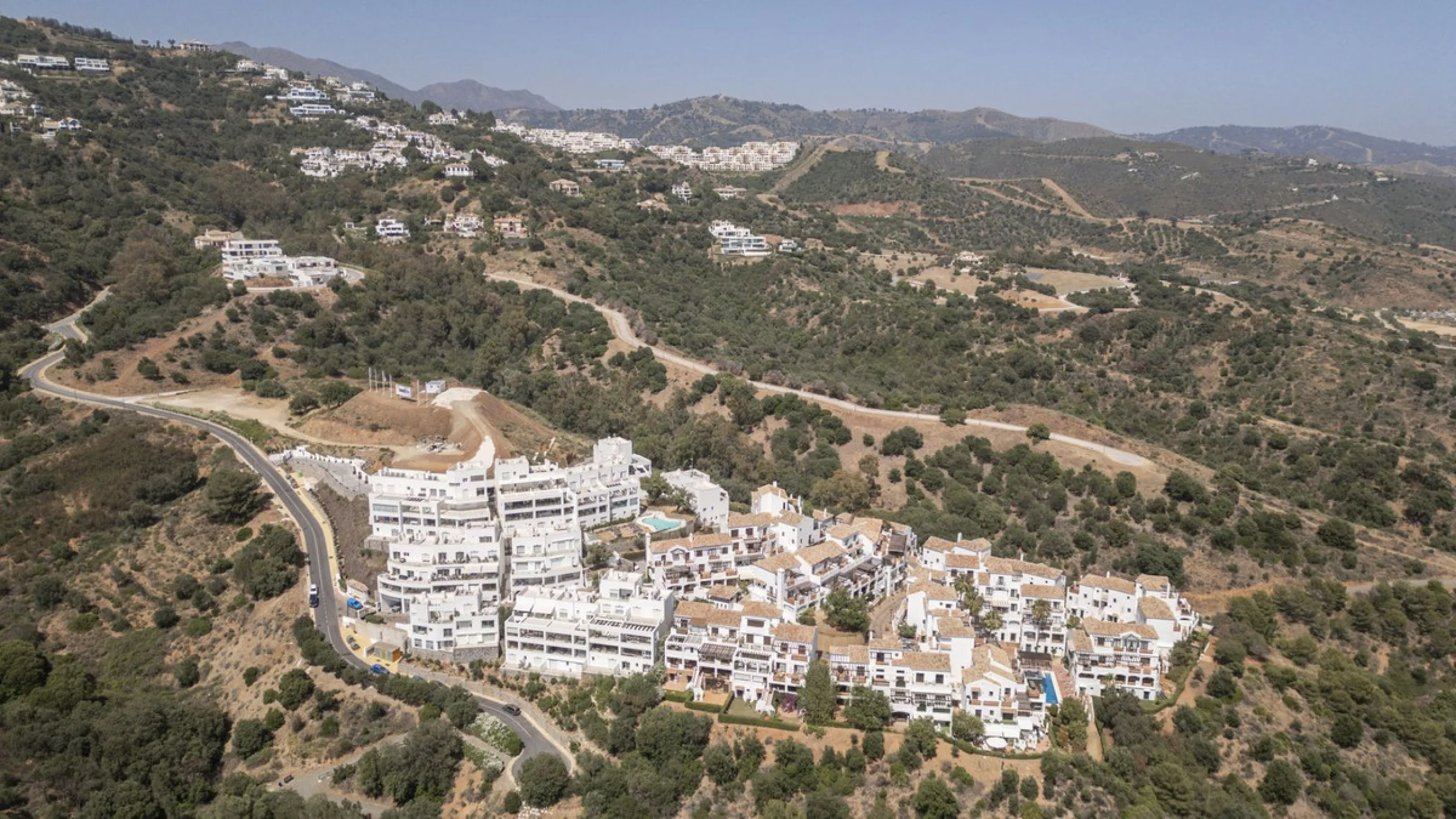 This elegant, partly furnished, and move-in-ready penthouse duplex in Pueblo Los Monteros is located in Altos de Los Monteros. It combines luxury and comfort in one of Marbella's most sought-after neighbourhoods.