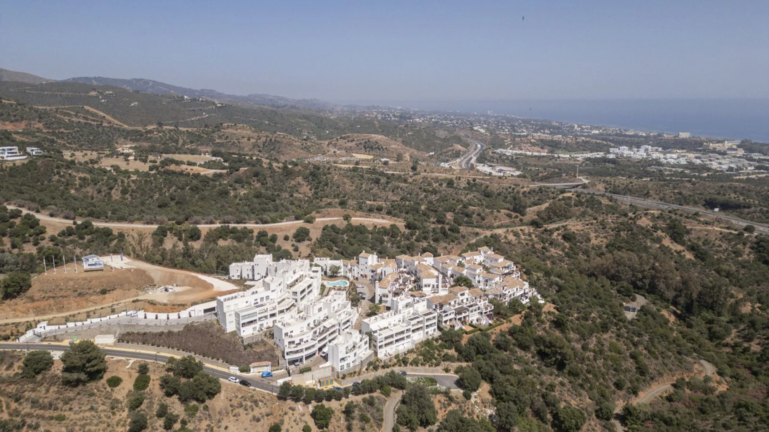 This elegant, partly furnished, and move-in-ready penthouse duplex in Pueblo Los Monteros is located in Altos de Los Monteros. It combines luxury and comfort in one of Marbella's most sought-after neighbourhoods.