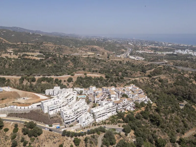 This elegant, partly furnished, and move-in-ready penthouse duplex in Pueblo Los Monteros is located in Altos de Los Monteros. It combines luxury and comfort in one of Marbella's most sought-after neighbourhoods.