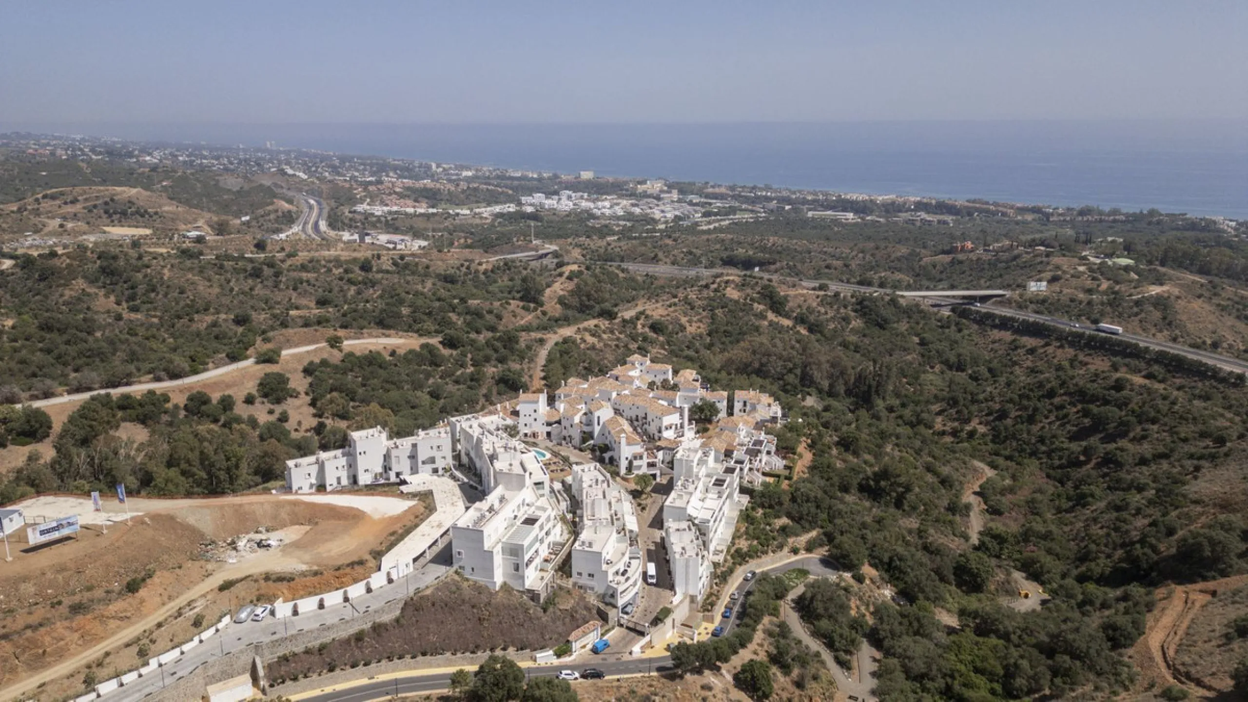 This elegant, partly furnished, and move-in-ready penthouse duplex in Pueblo Los Monteros is located in Altos de Los Monteros. It combines luxury and comfort in one of Marbella's most sought-after neighbourhoods.