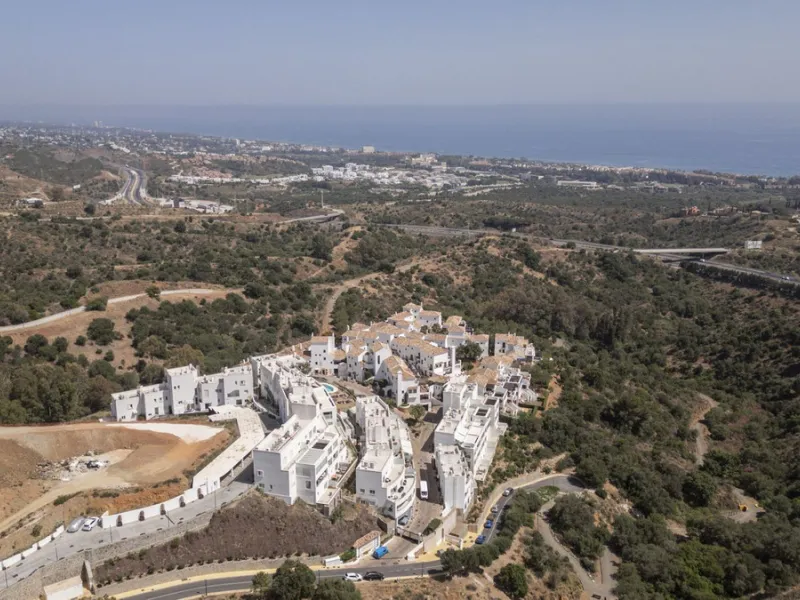 This elegant, partly furnished, and move-in-ready penthouse duplex in Pueblo Los Monteros is located in Altos de Los Monteros. It combines luxury and comfort in one of Marbella's most sought-after neighbourhoods.