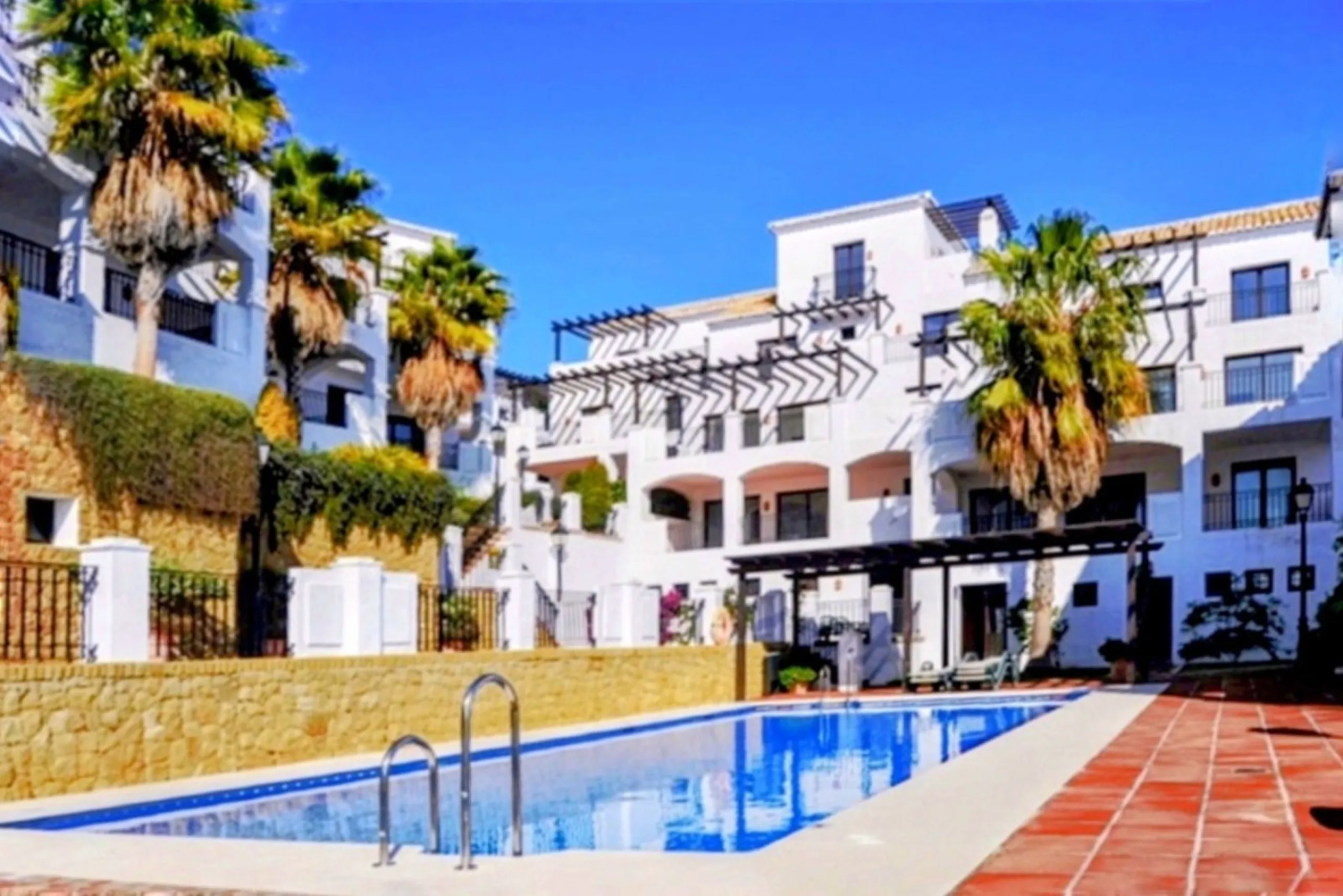 This elegant, partly furnished, and move-in-ready penthouse duplex in Pueblo Los Monteros is located in Altos de Los Monteros. It combines luxury and comfort in one of Marbella's most sought-after neighbourhoods.