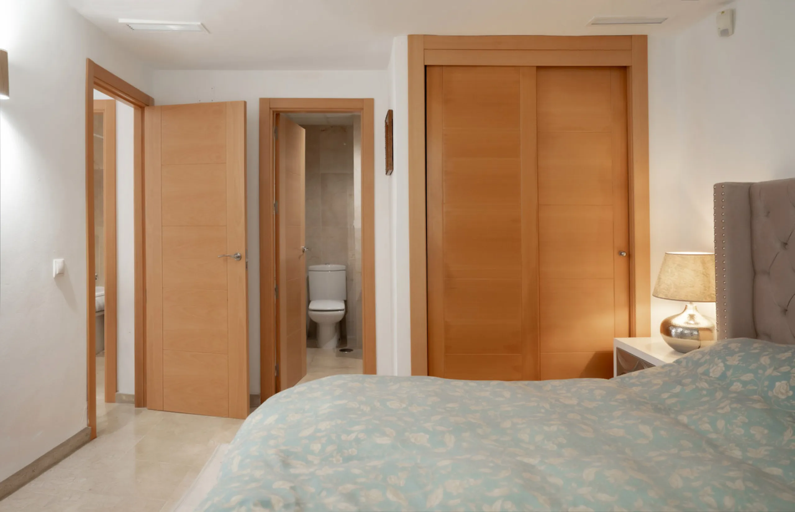 This bright and spacious 2-bedroom, 2-bathroom apartment offers comfortable living in a secure gated community. The property features a large 39 m² southwest-facing terrace overlooking landscaped gardens and the communal pool, perfect for outdoor dining, 