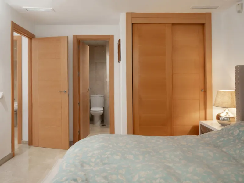 This bright and spacious 2-bedroom, 2-bathroom apartment offers comfortable living in a secure gated community. The property features a large 39 m² southwest-facing terrace overlooking landscaped gardens and the communal pool, perfect for outdoor dining, 