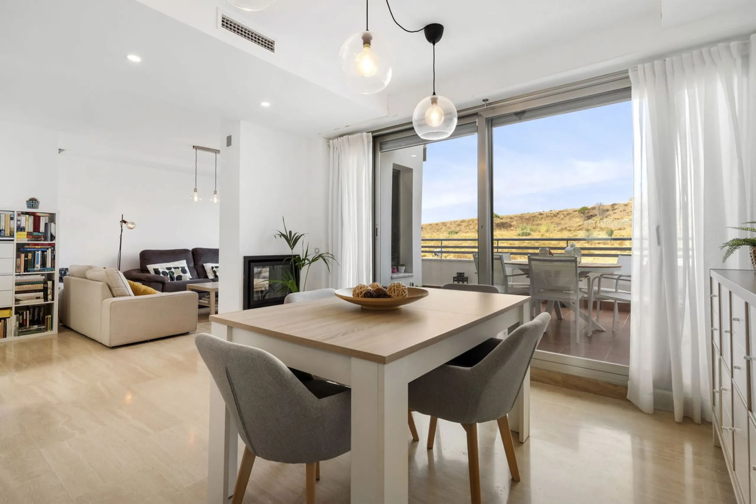 Magnificently Presented Triplex Penthouse in La Cala de Mijas. Just a five-minute drive from the charming coastal town of La Cala de Mijas, this beautifully updated triplex penthouse apartment combines modern style, generous space, and eco-friendly living
