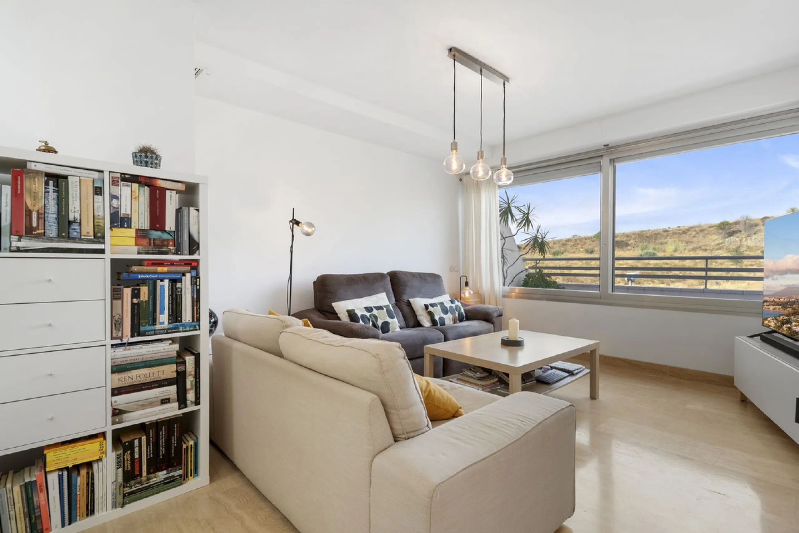 Magnificently Presented Triplex Penthouse in La Cala de Mijas. Just a five-minute drive from the charming coastal town of La Cala de Mijas, this beautifully updated triplex penthouse apartment combines modern style, generous space, and eco-friendly living