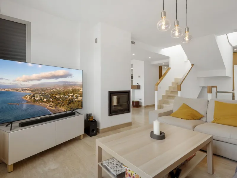 Magnificently Presented Triplex Penthouse in La Cala de Mijas. Just a five-minute drive from the charming coastal town of La Cala de Mijas, this beautifully updated triplex penthouse apartment combines modern style, generous space, and eco-friendly living