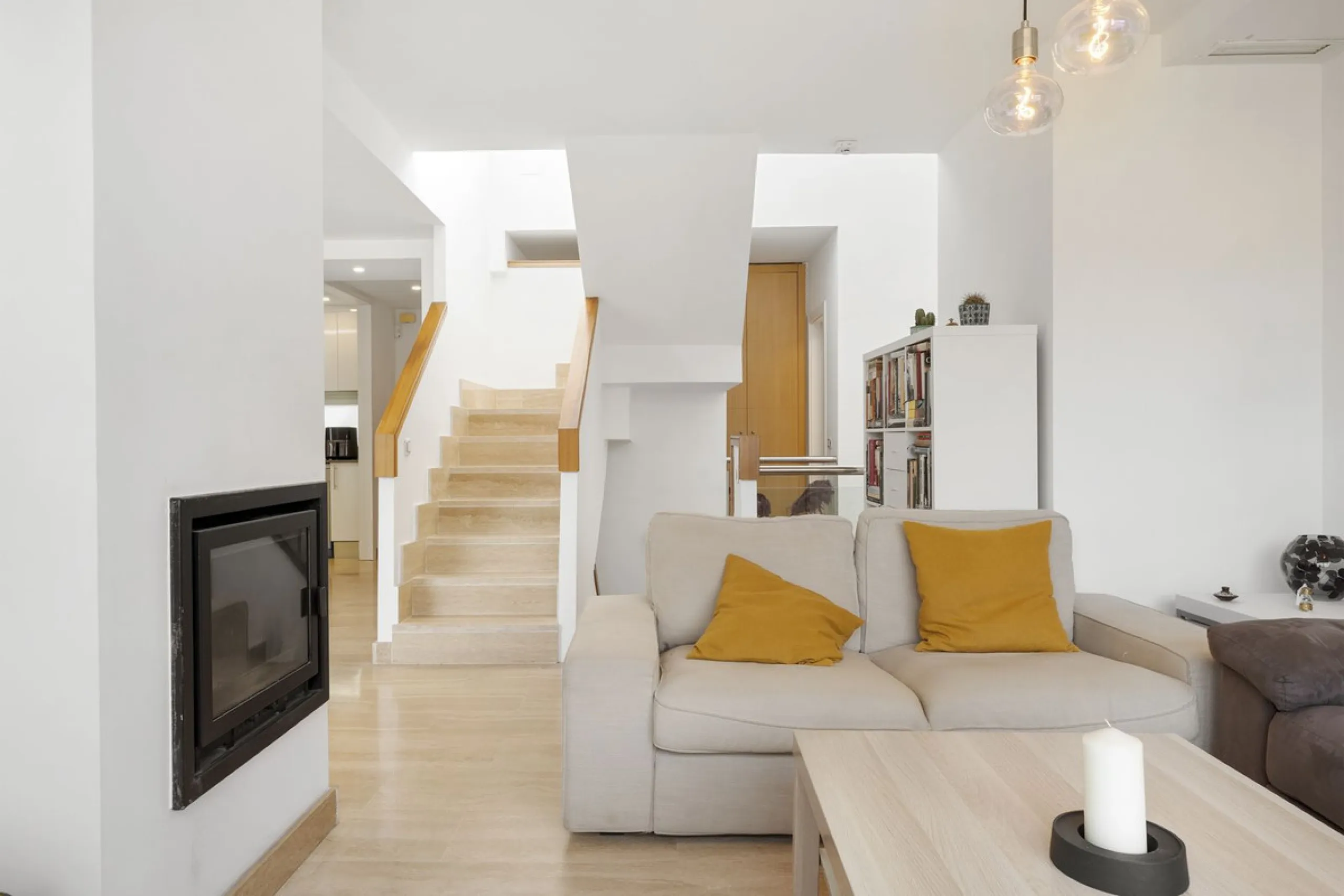 Magnificently Presented Triplex Penthouse in La Cala de Mijas. Just a five-minute drive from the charming coastal town of La Cala de Mijas, this beautifully updated triplex penthouse apartment combines modern style, generous space, and eco-friendly living