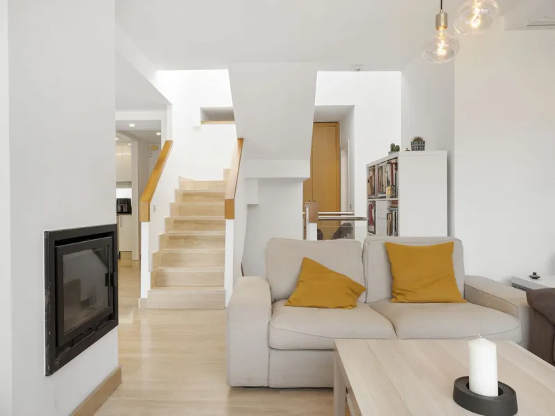 Magnificently Presented Triplex Penthouse in La Cala de Mijas. Just a five-minute drive from the charming coastal town of La Cala de Mijas, this beautifully updated triplex penthouse apartment combines modern style, generous space, and eco-friendly living