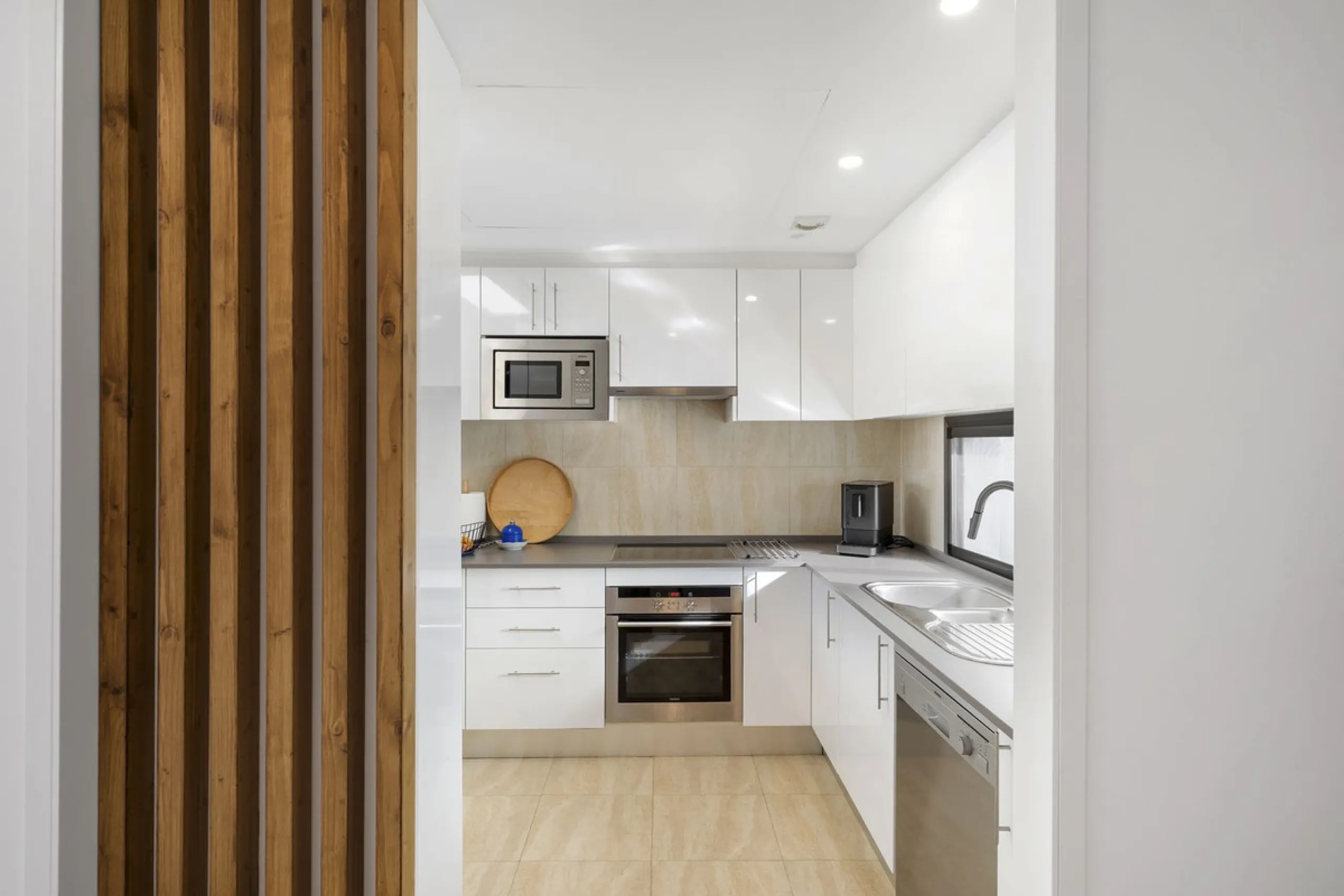 Magnificently Presented Triplex Penthouse in La Cala de Mijas. Just a five-minute drive from the charming coastal town of La Cala de Mijas, this beautifully updated triplex penthouse apartment combines modern style, generous space, and eco-friendly living