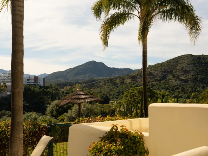 This bright and spacious 2-bedroom, 2-bathroom apartment offers comfortable living in a secure gated community. The property features a large 39 m² southwest-facing terrace overlooking landscaped gardens and the communal pool, perfect for outdoor dining, 