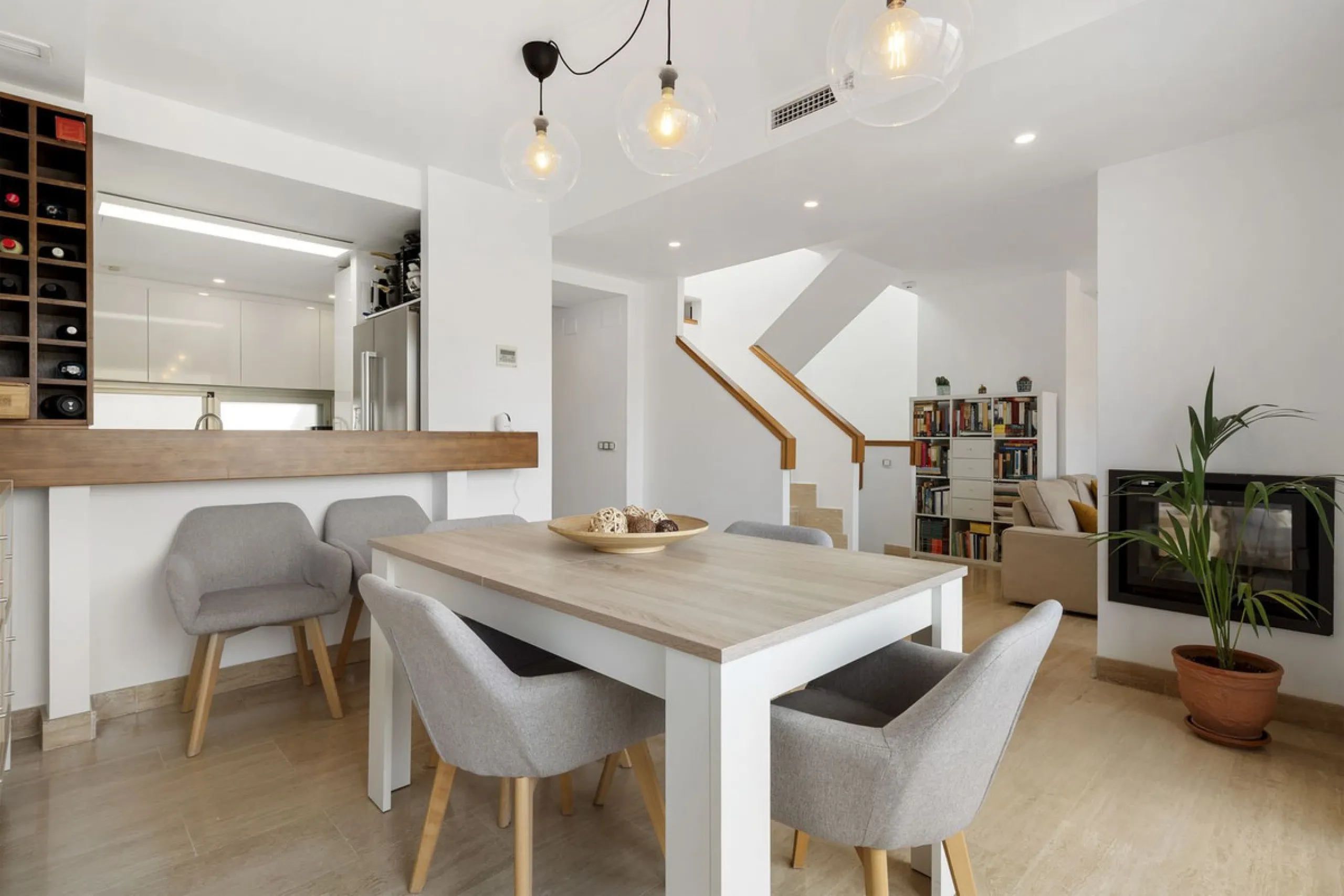 Magnificently Presented Triplex Penthouse in La Cala de Mijas. Just a five-minute drive from the charming coastal town of La Cala de Mijas, this beautifully updated triplex penthouse apartment combines modern style, generous space, and eco-friendly living