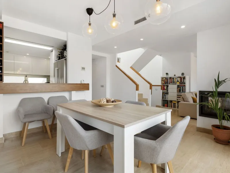 Magnificently Presented Triplex Penthouse in La Cala de Mijas. Just a five-minute drive from the charming coastal town of La Cala de Mijas, this beautifully updated triplex penthouse apartment combines modern style, generous space, and eco-friendly living