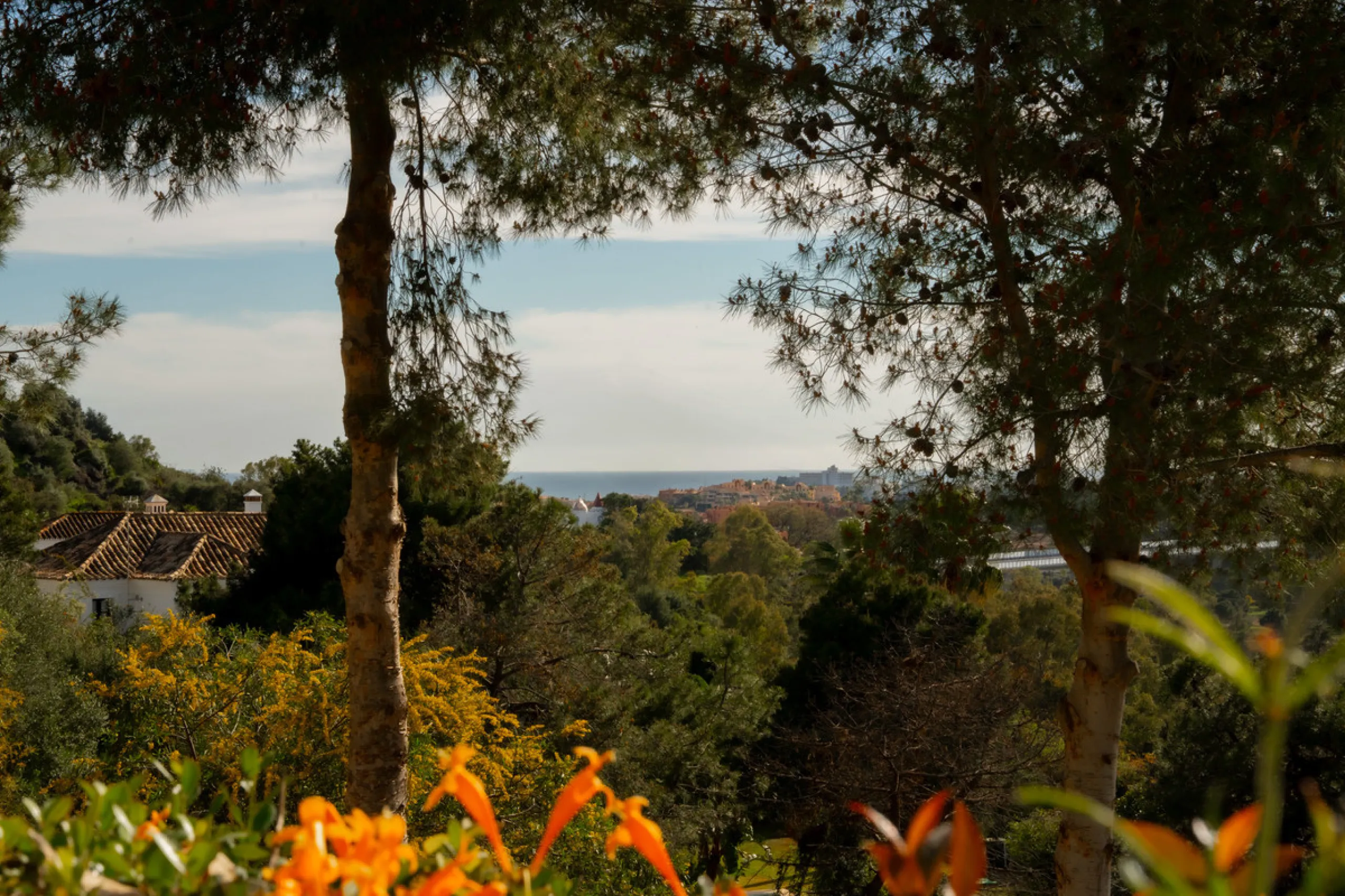 This bright and spacious 2-bedroom, 2-bathroom apartment offers comfortable living in a secure gated community. The property features a large 39 m² southwest-facing terrace overlooking landscaped gardens and the communal pool, perfect for outdoor dining, 