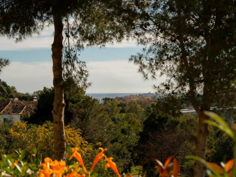 This bright and spacious 2-bedroom, 2-bathroom apartment offers comfortable living in a secure gated community. The property features a large 39 m² southwest-facing terrace overlooking landscaped gardens and the communal pool, perfect for outdoor dining, 