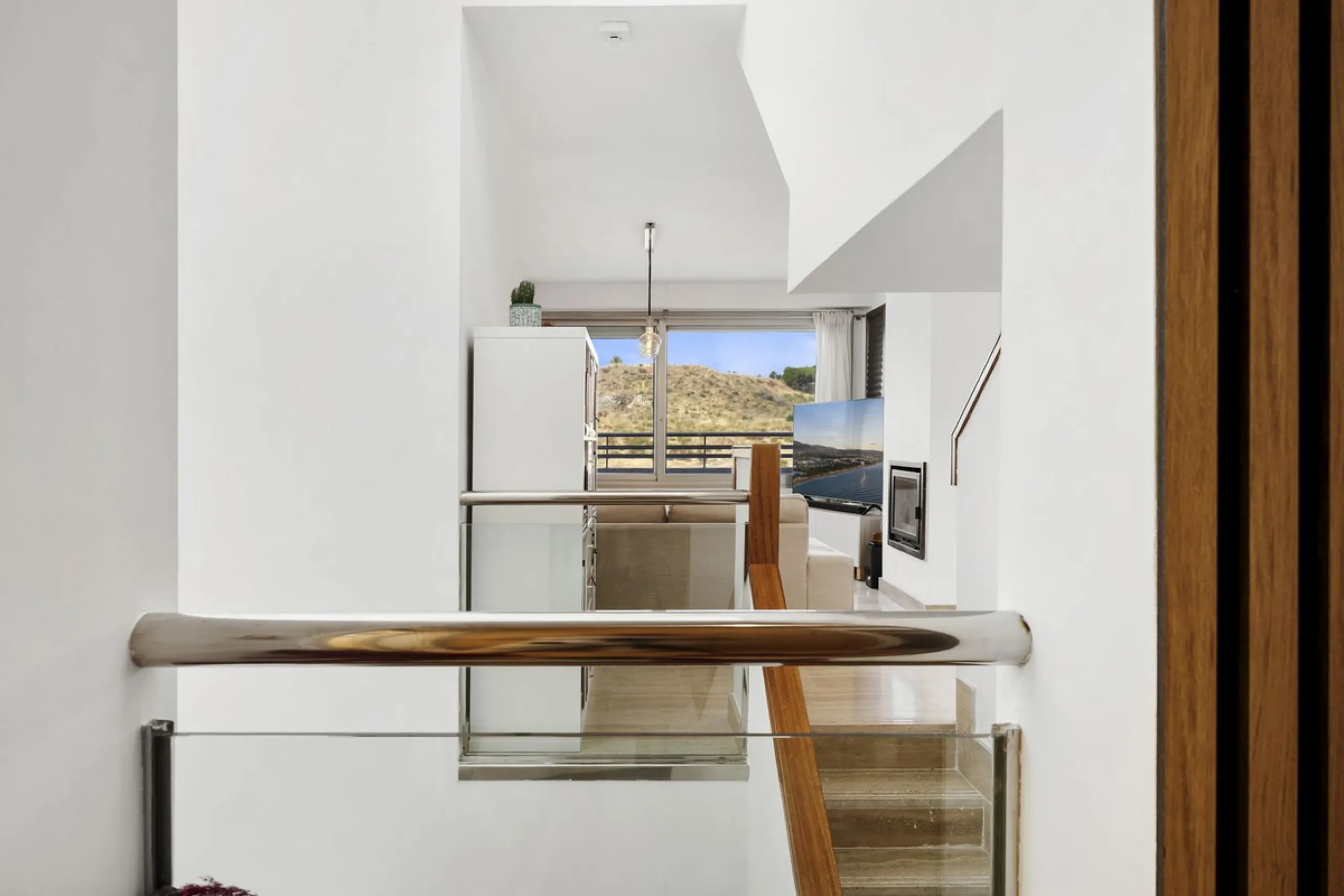 Magnificently Presented Triplex Penthouse in La Cala de Mijas. Just a five-minute drive from the charming coastal town of La Cala de Mijas, this beautifully updated triplex penthouse apartment combines modern style, generous space, and eco-friendly living