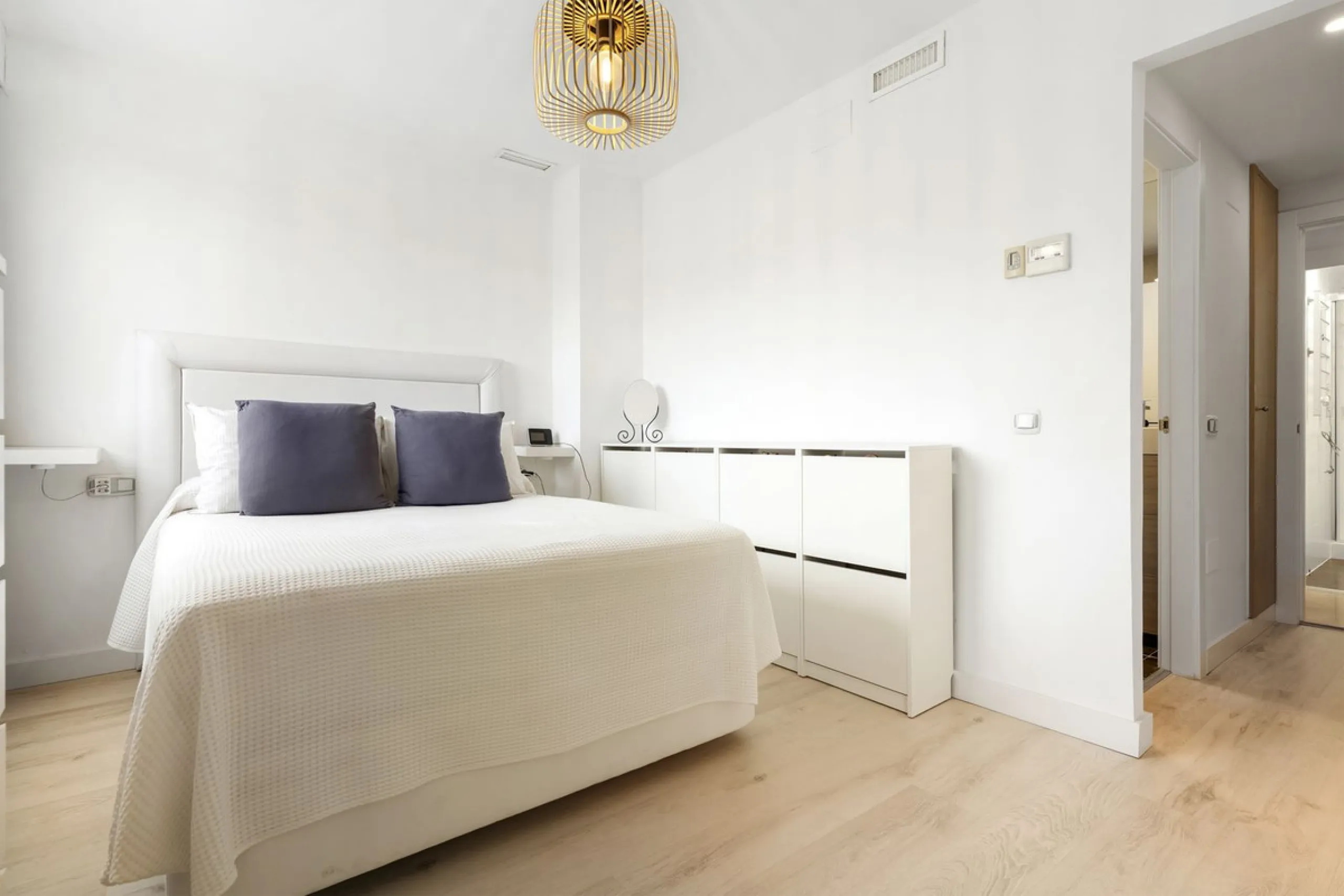 Magnificently Presented Triplex Penthouse in La Cala de Mijas. Just a five-minute drive from the charming coastal town of La Cala de Mijas, this beautifully updated triplex penthouse apartment combines modern style, generous space, and eco-friendly living