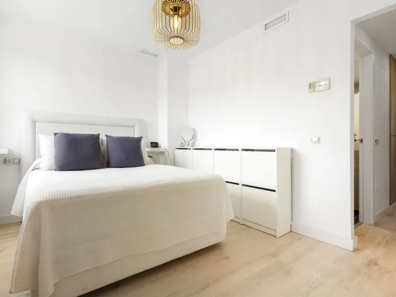 Magnificently Presented Triplex Penthouse in La Cala de Mijas. Just a five-minute drive from the charming coastal town of La Cala de Mijas, this beautifully updated triplex penthouse apartment combines modern style, generous space, and eco-friendly living
