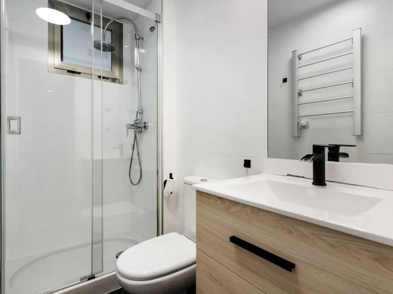 Magnificently Presented Triplex Penthouse in La Cala de Mijas. Just a five-minute drive from the charming coastal town of La Cala de Mijas, this beautifully updated triplex penthouse apartment combines modern style, generous space, and eco-friendly living