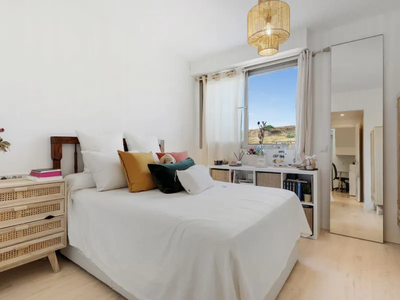 Magnificently Presented Triplex Penthouse in La Cala de Mijas. Just a five-minute drive from the charming coastal town of La Cala de Mijas, this beautifully updated triplex penthouse apartment combines modern style, generous space, and eco-friendly living