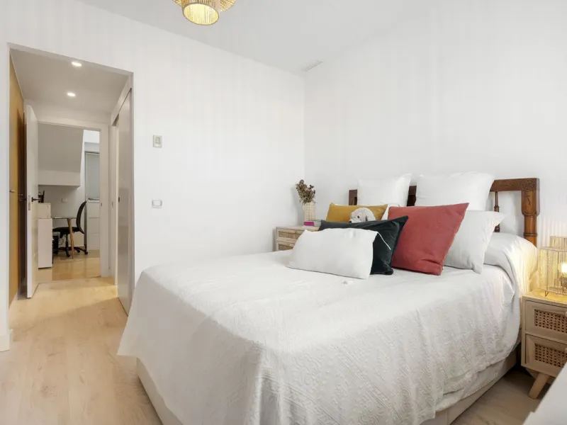 Magnificently Presented Triplex Penthouse in La Cala de Mijas. Just a five-minute drive from the charming coastal town of La Cala de Mijas, this beautifully updated triplex penthouse apartment combines modern style, generous space, and eco-friendly living