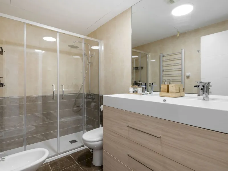 Magnificently Presented Triplex Penthouse in La Cala de Mijas. Just a five-minute drive from the charming coastal town of La Cala de Mijas, this beautifully updated triplex penthouse apartment combines modern style, generous space, and eco-friendly living