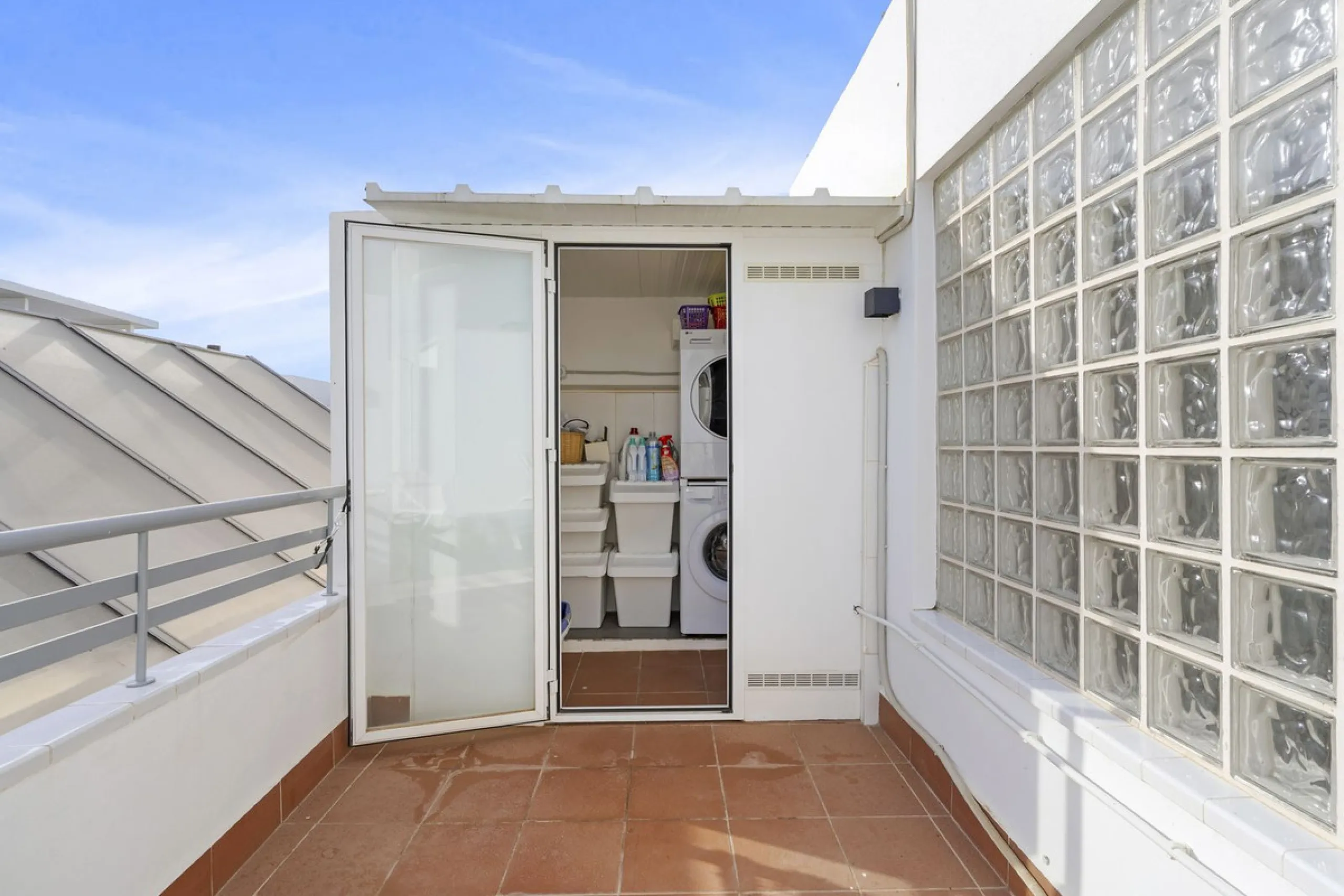 Magnificently Presented Triplex Penthouse in La Cala de Mijas. Just a five-minute drive from the charming coastal town of La Cala de Mijas, this beautifully updated triplex penthouse apartment combines modern style, generous space, and eco-friendly living