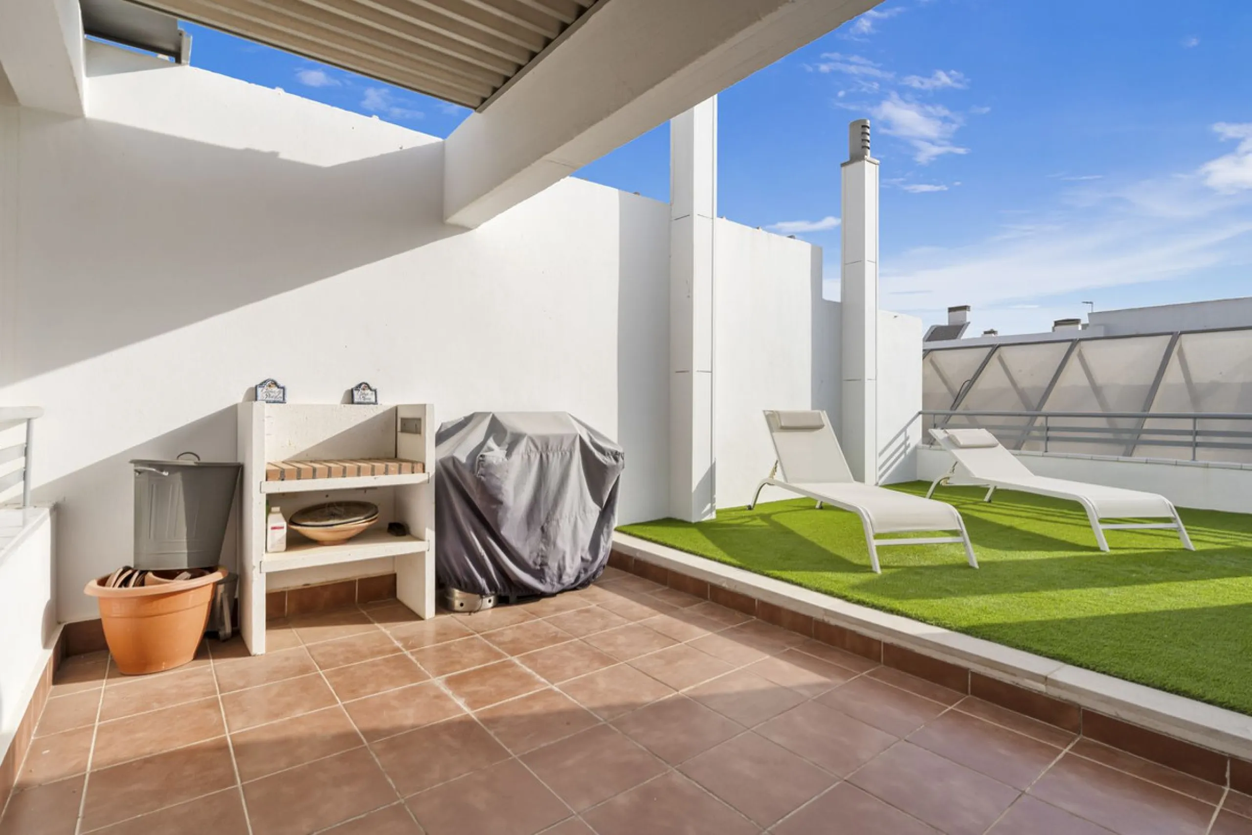 Magnificently Presented Triplex Penthouse in La Cala de Mijas. Just a five-minute drive from the charming coastal town of La Cala de Mijas, this beautifully updated triplex penthouse apartment combines modern style, generous space, and eco-friendly living