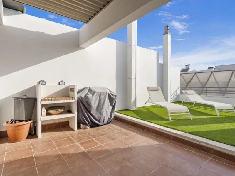 Magnificently Presented Triplex Penthouse in La Cala de Mijas. Just a five-minute drive from the charming coastal town of La Cala de Mijas, this beautifully updated triplex penthouse apartment combines modern style, generous space, and eco-friendly living