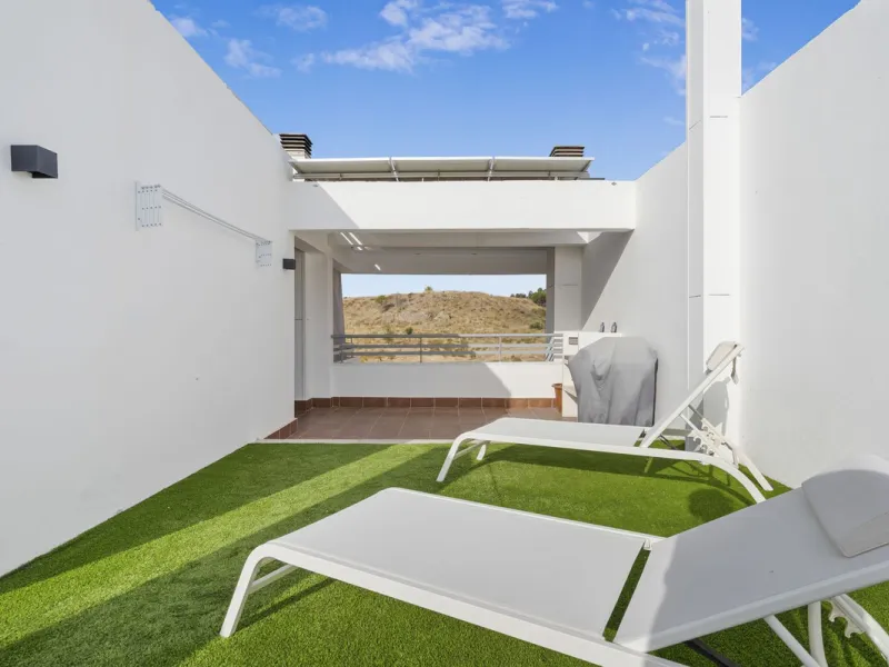 Magnificently Presented Triplex Penthouse in La Cala de Mijas. Just a five-minute drive from the charming coastal town of La Cala de Mijas, this beautifully updated triplex penthouse apartment combines modern style, generous space, and eco-friendly living