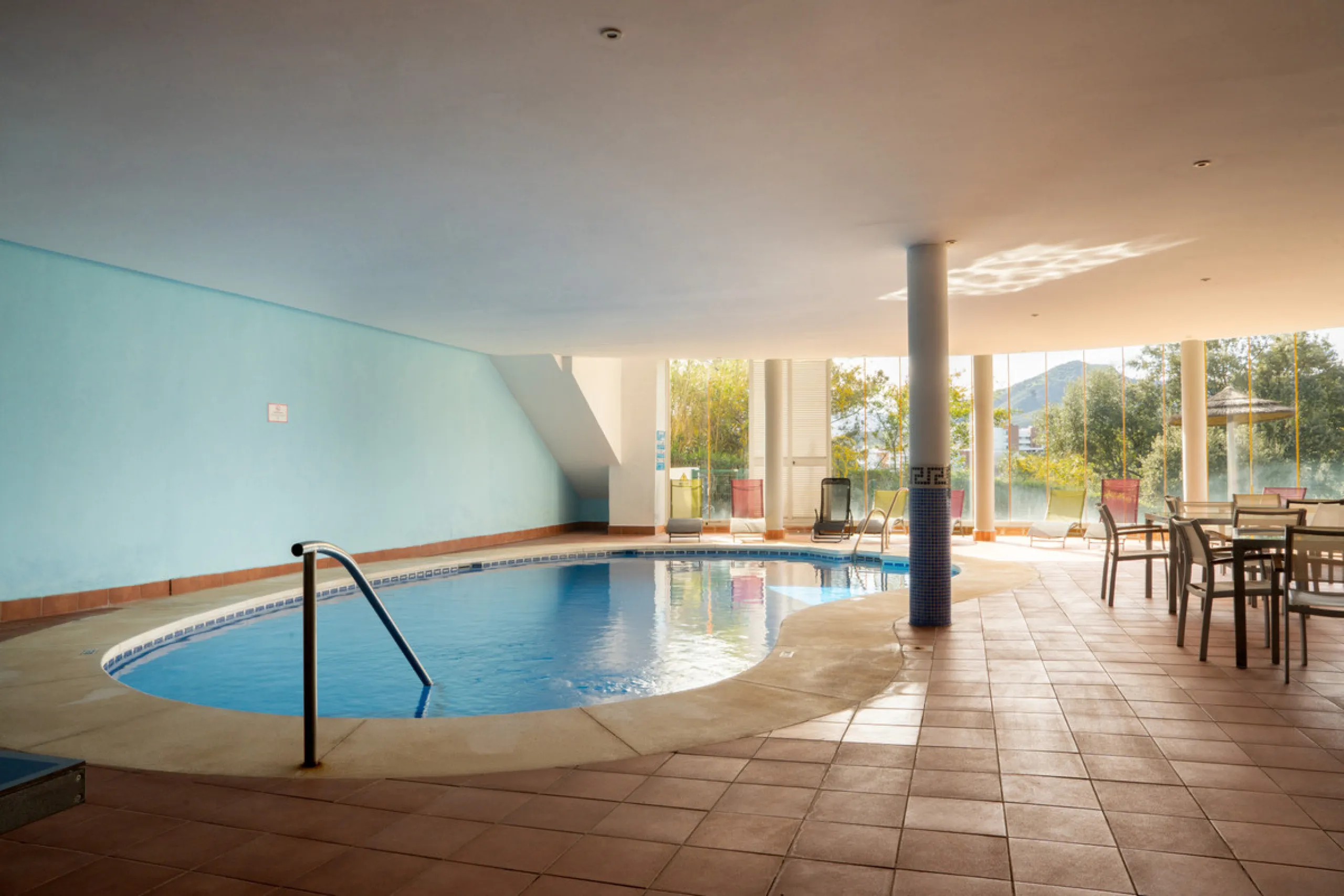 This bright and spacious 2-bedroom, 2-bathroom apartment offers comfortable living in a secure gated community. The property features a large 39 m² southwest-facing terrace overlooking landscaped gardens and the communal pool, perfect for outdoor dining, 