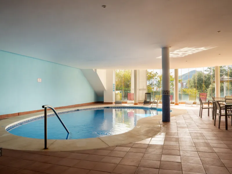 This bright and spacious 2-bedroom, 2-bathroom apartment offers comfortable living in a secure gated community. The property features a large 39 m² southwest-facing terrace overlooking landscaped gardens and the communal pool, perfect for outdoor dining, 