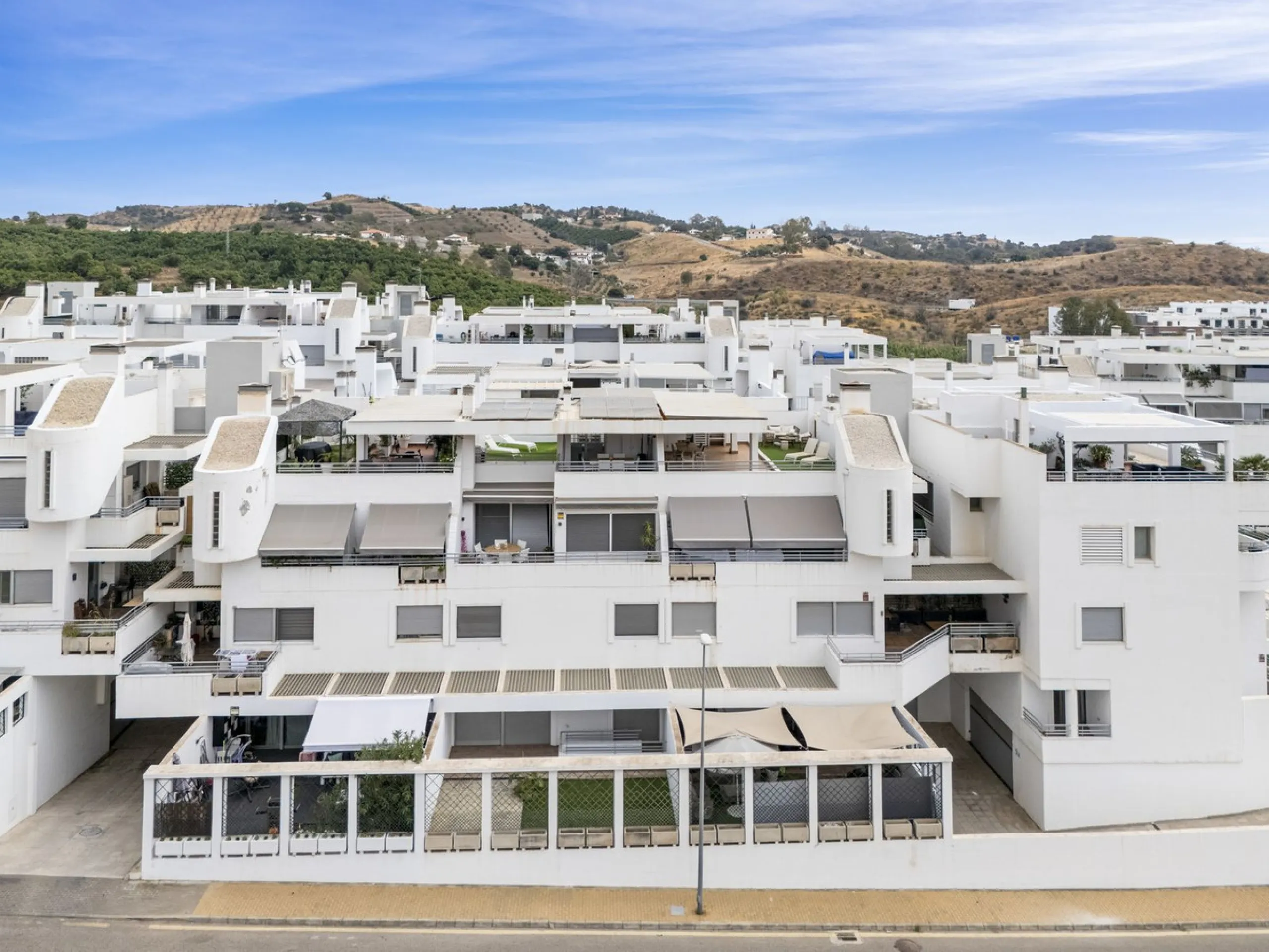 Magnificently Presented Triplex Penthouse in La Cala de Mijas. Just a five-minute drive from the charming coastal town of La Cala de Mijas, this beautifully updated triplex penthouse apartment combines modern style, generous space, and eco-friendly living