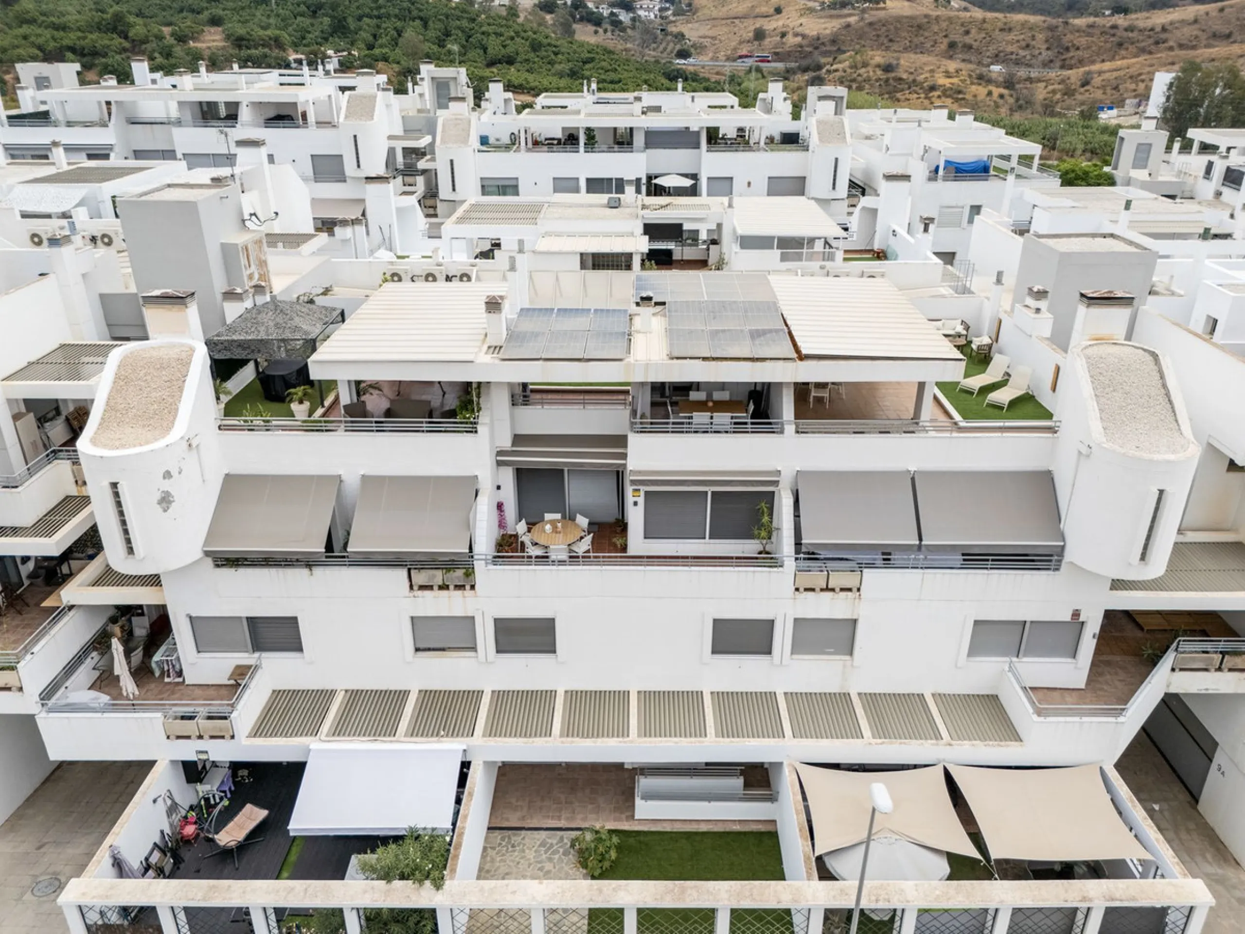 Magnificently Presented Triplex Penthouse in La Cala de Mijas. Just a five-minute drive from the charming coastal town of La Cala de Mijas, this beautifully updated triplex penthouse apartment combines modern style, generous space, and eco-friendly living