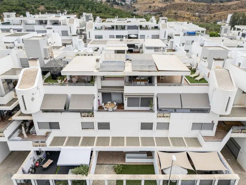 Magnificently Presented Triplex Penthouse in La Cala de Mijas. Just a five-minute drive from the charming coastal town of La Cala de Mijas, this beautifully updated triplex penthouse apartment combines modern style, generous space, and eco-friendly living