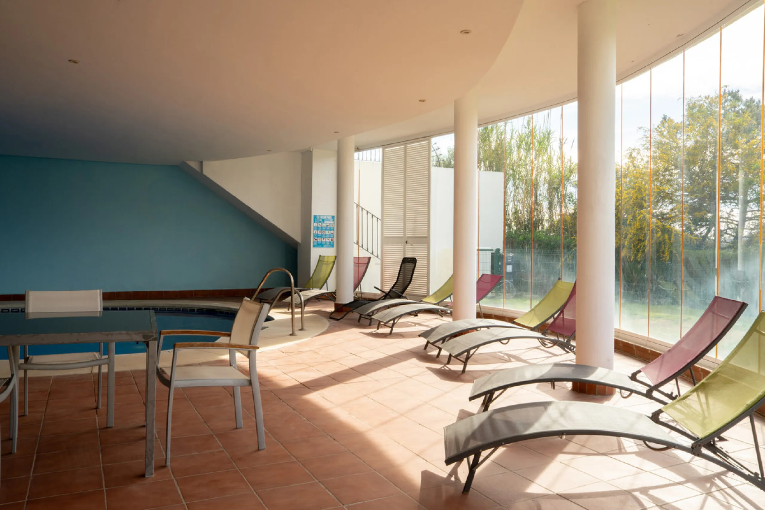 This bright and spacious 2-bedroom, 2-bathroom apartment offers comfortable living in a secure gated community. The property features a large 39 m² southwest-facing terrace overlooking landscaped gardens and the communal pool, perfect for outdoor dining, 