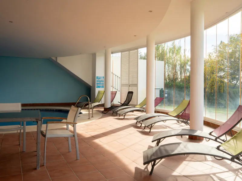 This bright and spacious 2-bedroom, 2-bathroom apartment offers comfortable living in a secure gated community. The property features a large 39 m² southwest-facing terrace overlooking landscaped gardens and the communal pool, perfect for outdoor dining, 