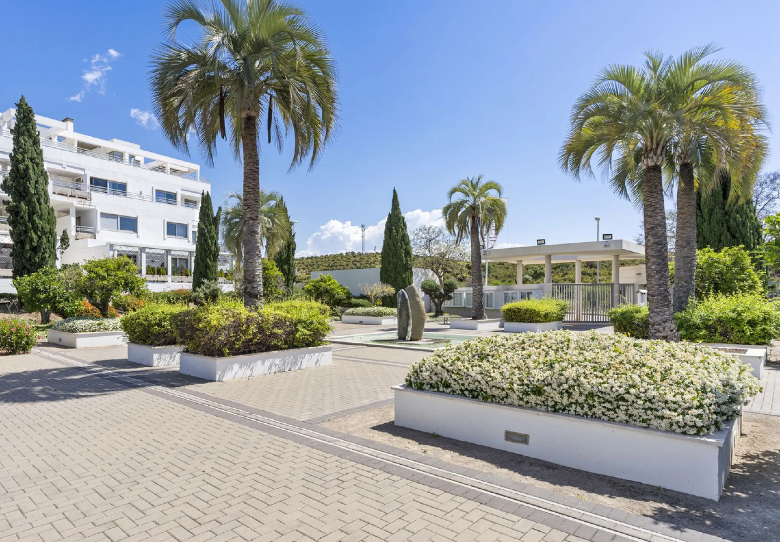 Magnificently Presented Triplex Penthouse in La Cala de Mijas. Just a five-minute drive from the charming coastal town of La Cala de Mijas, this beautifully updated triplex penthouse apartment combines modern style, generous space, and eco-friendly living