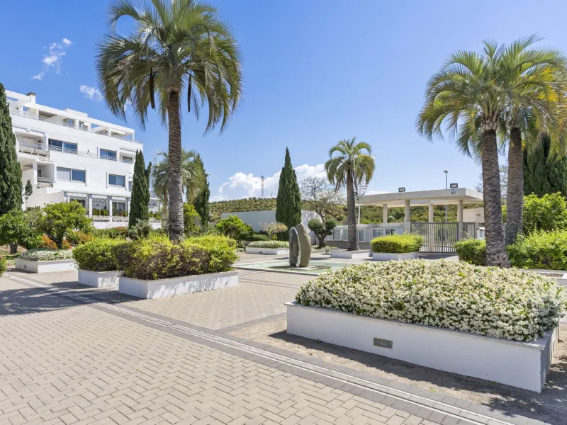Magnificently Presented Triplex Penthouse in La Cala de Mijas. Just a five-minute drive from the charming coastal town of La Cala de Mijas, this beautifully updated triplex penthouse apartment combines modern style, generous space, and eco-friendly living