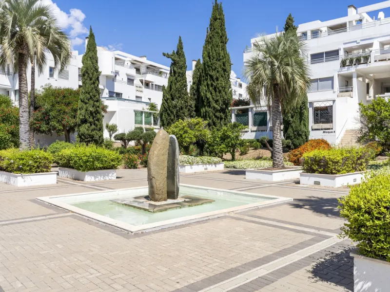 Magnificently Presented Triplex Penthouse in La Cala de Mijas. Just a five-minute drive from the charming coastal town of La Cala de Mijas, this beautifully updated triplex penthouse apartment combines modern style, generous space, and eco-friendly living