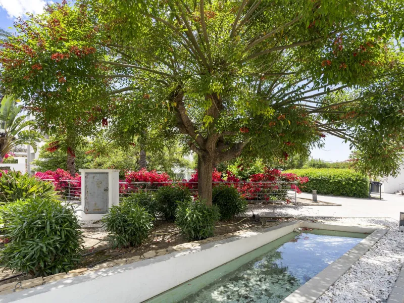 Magnificently Presented Triplex Penthouse in La Cala de Mijas. Just a five-minute drive from the charming coastal town of La Cala de Mijas, this beautifully updated triplex penthouse apartment combines modern style, generous space, and eco-friendly living