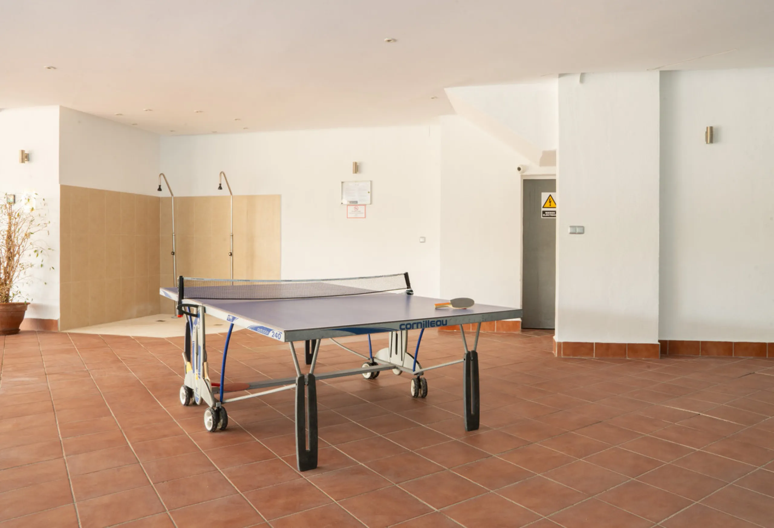 This bright and spacious 2-bedroom, 2-bathroom apartment offers comfortable living in a secure gated community. The property features a large 39 m² southwest-facing terrace overlooking landscaped gardens and the communal pool, perfect for outdoor dining, 
