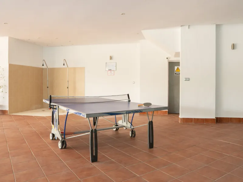 This bright and spacious 2-bedroom, 2-bathroom apartment offers comfortable living in a secure gated community. The property features a large 39 m² southwest-facing terrace overlooking landscaped gardens and the communal pool, perfect for outdoor dining, 