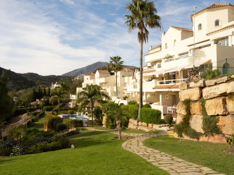 This bright and spacious 2-bedroom, 2-bathroom apartment offers comfortable living in a secure gated community. The property features a large 39 m² southwest-facing terrace overlooking landscaped gardens and the communal pool, perfect for outdoor dining, 