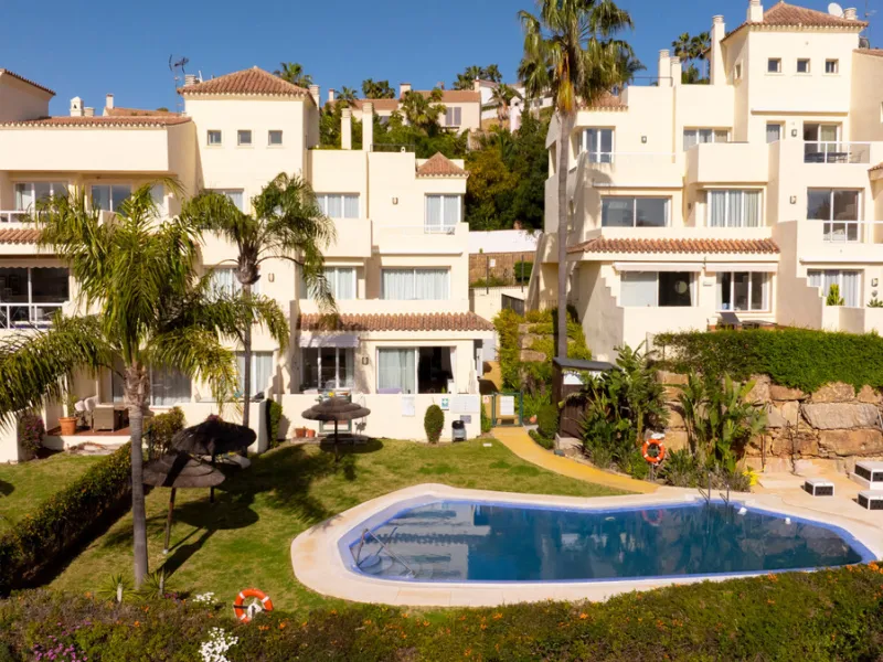 This bright and spacious 2-bedroom, 2-bathroom apartment offers comfortable living in a secure gated community. The property features a large 39 m² southwest-facing terrace overlooking landscaped gardens and the communal pool, perfect for outdoor dining, 