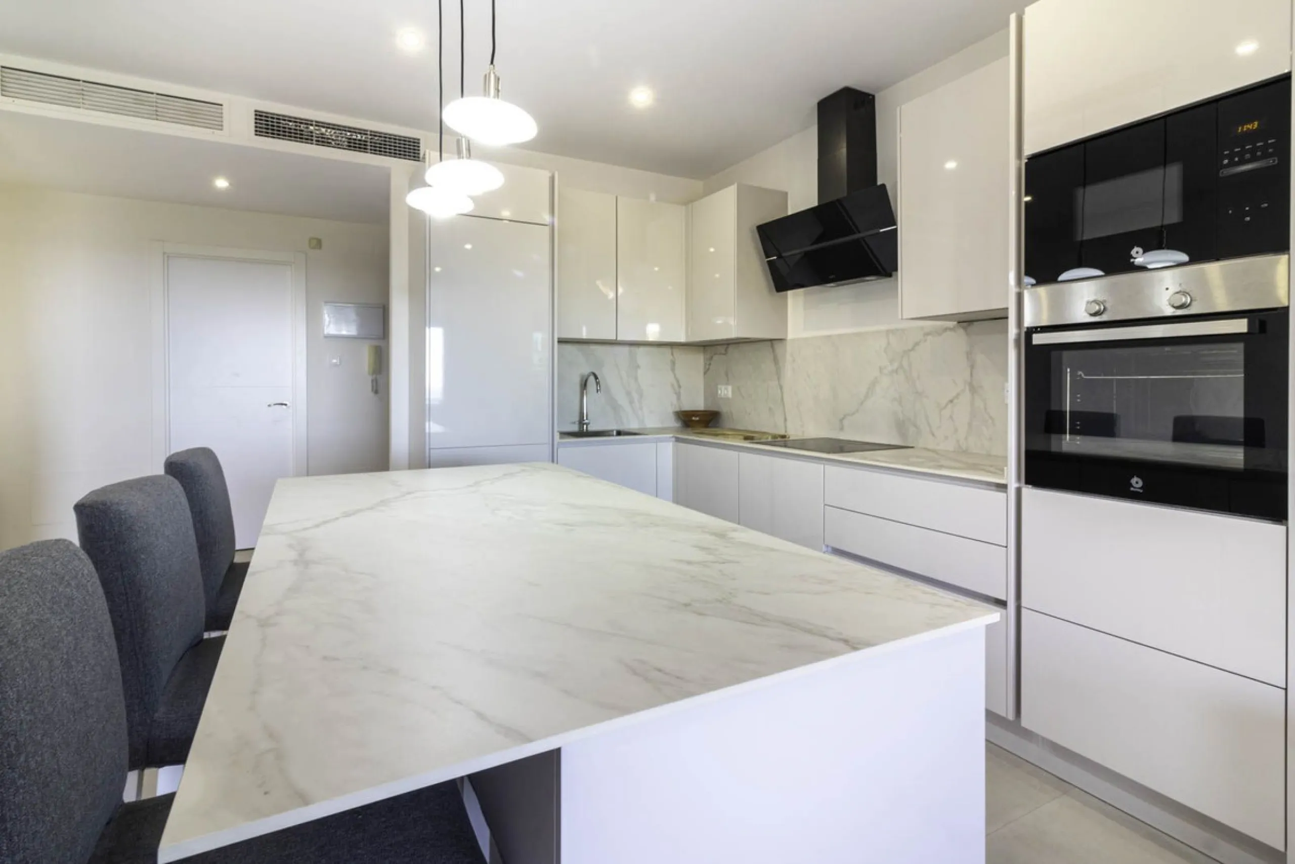 3 BEDROOM MIDDLE FLOOR APARTMENT WITH PANORAMIC SEA VIEWS TO THE COAST AND THE GOLF OF LOS FLAMINGOS