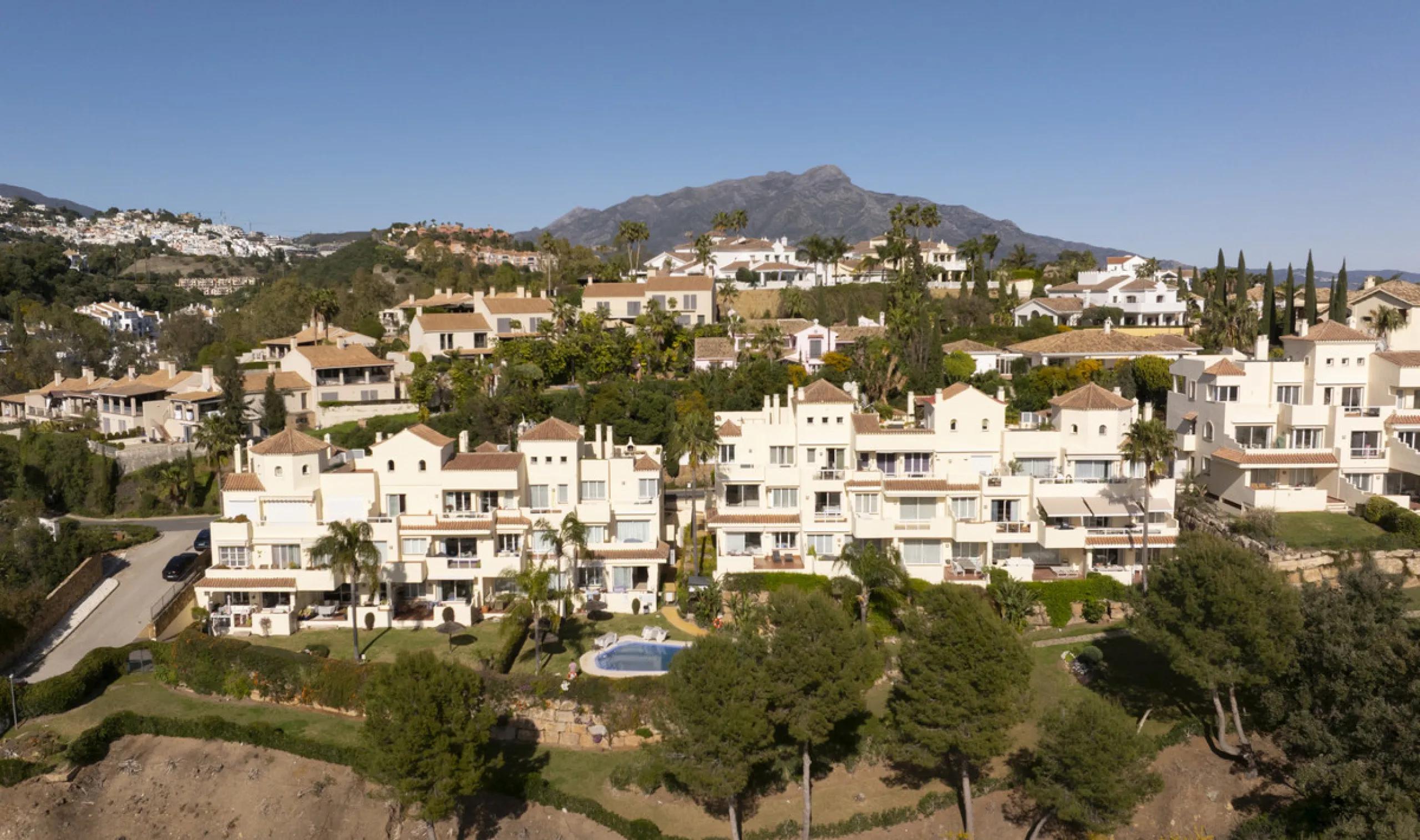 This bright and spacious 2-bedroom, 2-bathroom apartment offers comfortable living in a secure gated community. The property features a large 39 m² southwest-facing terrace overlooking landscaped gardens and the communal pool, perfect for outdoor dining, 